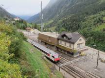 IR durchfährt den Bahnhof Wassen