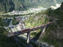 Güterzug auf der Chärstelenbachbrücke bei Amsteg