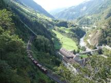 Güterzug oberhalb des Kraftswerks Amsteg