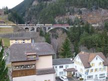 Güterzug auf der mittleren Meienreussbrücke, Ausblick von der Kirche Wassen