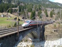 Trenitalia auf der oberen Wattingerbrücke, oben rechts die Rohrbachbrücke