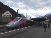 Trenitalia beim außerplanmäßigen Halt am Bf Flüelen