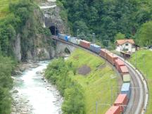 Güterzug auf der unteren Wattingerbrücke vor dem Wattingerkehrtunnel