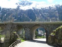 Kirche von Wassen, zu sehen durch einen Viaduktbogen über die Sustenpassstraße