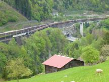 Güterzug auf der Intschireussbrücke