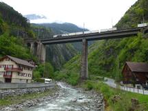 Güterzug auf der Chärstelenbachbrücke bei Amsteg