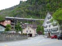 ICN auf der Chärstelenbachbrücke bei Amsteg