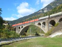 Güterzug bespannt mit 4 DB-Loks auf der Polmengobrücke