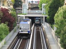 Zugbegegnung unweit der Station Grancy, im Hintergrund der SBB Bahnhof