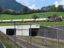 Lötschbergbasistunnel-Nordportal bei Frutigen, Güterzug auf der Bergstrecke