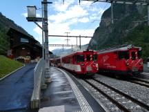 Zugbegegnung am Bf Kalpetran, links Seilbahn nach Embd