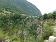 Fahrt entlang des Westhangs der bis zu 150m tiefen Schlucht zw Stalden und Kalpetran