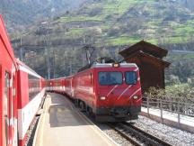 Zugbegegnung im Bf Stalden-Saas, rechts der Zug Richtung Zermatt