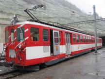 Doppeltriebwagen BVZ ABDeh 8/8 (Bj 1965) vor dem Bf Zermatt