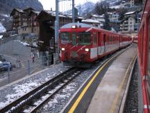 Zugbegegnung im Bf Stalden-Saas, links die Seilbahn nach Staldenried