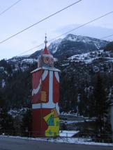 Größter Nikolaus der Welt in St.Niklaus: eingehüllter mittelalterlicher Kirchturm