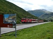 neben der Furkastrasse im Urserental mit Werbung für die Furka-Bergstrecke