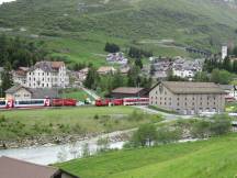 Zugbegegnung am Bf Hospental (links Glacier Express, rechts MGB)