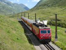 Fahrleitungsmasten aus Holz zwischen Nätschen und Oberalppass