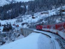 Val Giuf-Viadukt, im Hintergrund Gegenzug am Haltepunkt Dieni