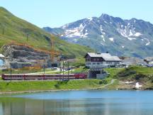 Zugbegegnung am Bf Oberalppass, im Vordergrund der Oberalpsee