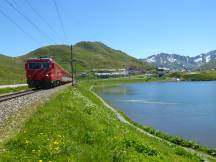 Streckenverlauf neben dem Oberalpsee, im Hintergrund Bf Oberalppass