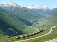 auf dem Weg hinauf nach Nätschen, im Hintergrund Hospental im Urserental