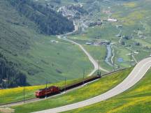 auf dem Weg hinab nach Andermatt, im Hintergrund Hospental im Urserental