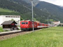 Haltepunkt Acla da Fontauna, im Hintergrund das Kloster Disentis