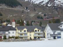 Andermatt, dahinter mehrere Ebenen der Strecke über den Oberalppass erkennbar