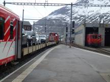 Autozug über den Oberalppass im Winter in Andermatt