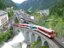 Reuss-Viadukt oberhalb vom Bf Göschenen, im Hintergrund die Gotthardbahn