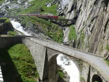 vorne Teufelsbrücke in der Schöllenenschlucht