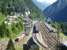 Endbahnhof Göschenen (links MGB, rechts Gotthardbahn)