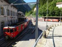 2 Pendelzüge im Endbahnhof Göschenen