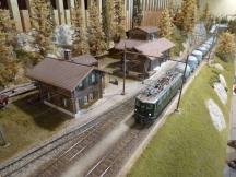 Ge 6/6 II mit Zementzug auf der Modellbahn im Maßstab 0m