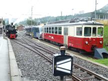 (l) Mallet-Lokomotive Nr.105 Bj 1918, (r) TW 75 der Golden Pass Line in Blonay