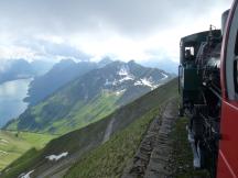 kurz vor Erreichen der Bergstation, im Hintergrund links der Brienzer See