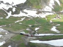 Blick auf die gewundene Strecke, im Hintergrund die Gleisfortsetzung ins Tal