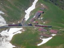 Begegnung in Ober Stafel - vorne talwärts, dahinter Bauzug & Dampfzug bergwärts