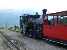 Wasser nachtanken an der Kreuzungsstelle Planalp