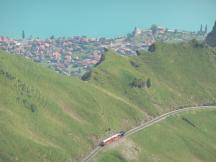 hinten Brienz, vorne die Zahnradbahn, aufgenommen von der Bergstation