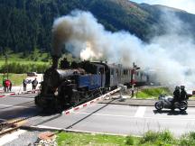 Dampfzug auf dem Bahnübergang am Bahnhof Oberwald