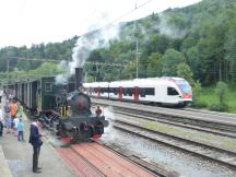 Dampflok E 3/3 Nr. 2 der Zürcher Museumsbahn in Sihlbrugg, rechts IC nach Zug