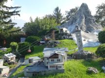 Seilbahn Corvatsch, rechts der Schiefe Turm von St.Moritz