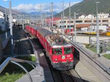 Samedan, Zufahrt zur Unterführung mit Deckenstromschiene