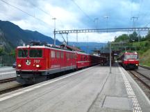 Bf Filisur (links Regional Express nach St. Moritz, rechts Pendelzug nach Davos)