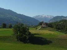 Ausblick auf die Kirche Sant Cassian östlich von Thusis