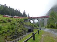 Albulaviadukt III - unten links Ausfahrt aus Toua-Spiraltunnel 