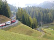 Güterzug auf der oberen Ebene östlich von Bergün, rechts im Bild die mittlere Ebene